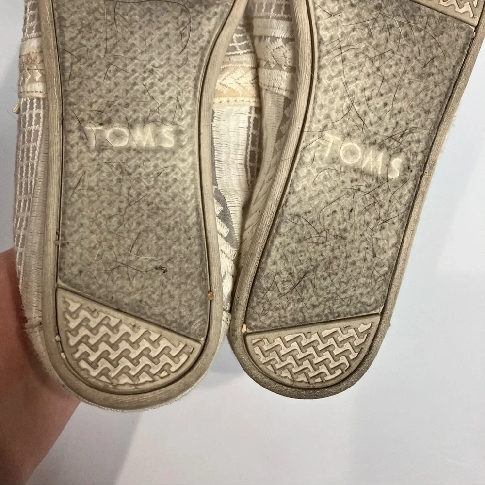 Toms off‎ white flats size 7